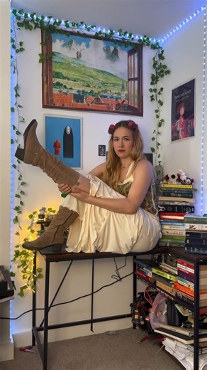Beth Eleanor Croome on Instagram: "#bookstagram #fantasy #romantasy #ootd"