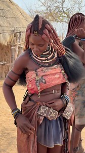 The Himba women of Angola are renowned for their ancestral beauty rooted in harmony with nature. They cover their skin and hair with otjize (a mixture of red ochre and butter), which protects them from the sun and symbolizes life, fertility, and identity. Their hairstyles indicate age and marital status, and they adorn themselves with necklaces and bracelets of shells and metal, expressing elegance, cultural pride, and community belonging. #inspirationofafrica | Quim Fàbregas - Fotografía y Viaj