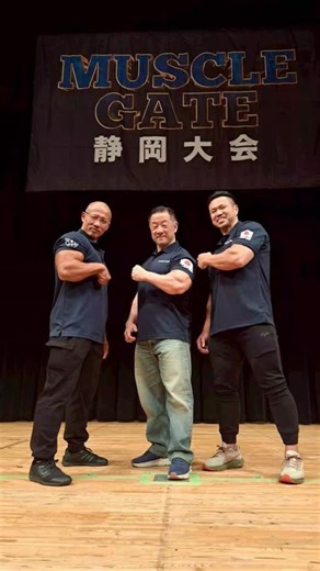 マッスルゲート【公式】 on Instagram: ". 【2025マッスルゲート振り返り】 10月に開催されたマッスルゲート静岡大会は、毎年恒例の人気大会として、今年もエントリー数・来場者数ともに満員御礼となり、会場全体が大きな熱気に包まれた一日となりました。 満員の会場の中、ステージでは選手一人ひとりの想いがこもった白熱した戦いが繰り広げられ、静岡大会ならではの一体感ある盛り上がりを見せました。 本大会では、他のマッスルゲート同様、トップ選手・トップトレーナーの方々に審査をご担当いただきましたが、中でも特筆すべきは、JBBF日本選手権覇者が3名揃うという、非常に豪華な審査陣が実現したことです。 日本選手権4連覇を達成した田代 誠選手。 日本選手権4度優勝の合戸 孝二選手。 そして当時の現日本チャンピオンである木澤大祐選手 が揃い踏みし、会場には独特の緊張感と高揚感が漂いました。 そのような最高峰の舞台を知る審査員の前で、選手の皆さまも緊張した面持ちでステージに立ち、真剣勝負の姿を披露されたことが、本大会をより印象深いものにしたと言えるでしょう。"