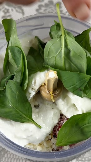 1.5M views · 9.9K reactions | UNA PASTA FRESCA, BUONA E VELOCE IN POCHI MINUTI!! oggi vediamo una pasta velocissima e buonissima, zero sbatti per un risultato eccezionale ingredienti per 4 persone: 200 g di pomodorini 200 g di burrata 100 g di formaggio grattugiato scorza di limone basilico olio evo sale e pepe 400 g di pasta #top #pasta | Cucina in famiglia | Facebook