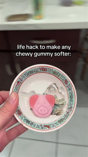 Sick of gnawing on chewy gummies that make u work ur teeth hard?? Try this easy food hack for warm soft gummies, i tried this microwave hack with Percy pigs #meltedgummy #howtofixhardgummy #makegummysoft #percypigs #candytips