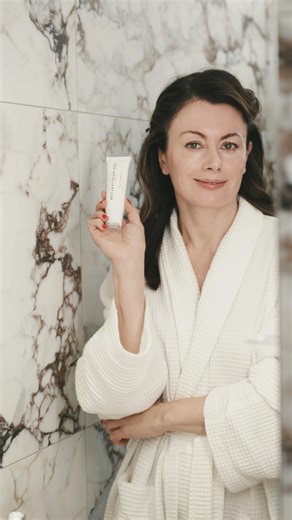 Dr Sam Bunting on Instagram: "Meet the NEW Flawless Neutralising Gel Roller - the same triple-active formula you love, now with a precision roller delivery system built to stop breakouts before they start. It clears congestion, calms redness and helps prevent future blemishes across your jawline, forehead, chest or back - in one effortless roll. Results you’ll see: ✔️ Fewer new blemishes forming ✔️ Clearer, smoother skin across jawline, chest & back ✔️ Reduced congestion and bumps ✔️ Confidence