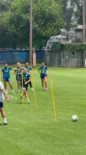 ⚽🔥 Trabajo de definición con Irene Guerrero previo a la gran final 🦅💛💙 La española ya afina la puntería para buscar la gloria internacional con el América Femenil 🏆🌎 #IreneGuerrero #AmericaFemenil #VamosAmérica #WChampionsCup #SomosAmerica