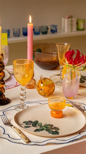 Gala on Instagram: "LA TABLE DE NOËL DE PAULINE VINCENT La fondatrice de La Romaine Editions, @paulinevincent, égaie les fêtes de Noël grâce à sa douceur aux tons pastel. Des porte-couteaux à motif, des chandeliers en perles en terre mêlée, une coupelle en verre bullé fabriquée en Provence ou encore des flûtes réalisées par un maître verrier de Biot... Le soleil entre dans la maison et on en veut encore. — #tabledenoel #decoration #paulinevincent #noël Crédits : Photographe : @ambr