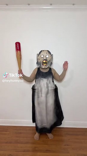 Granny still got it 👵🏼💅💕 #grannyhorrorgame #grannygame #cosplay #fyp #fypシ