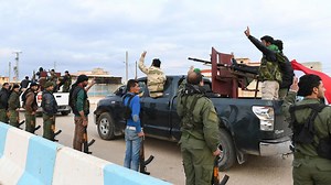 Fuerzas progubernamentales sirias entran a Afrín para ayudar a los kurdos contra el ejército turco