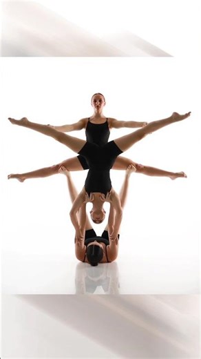 🇺🇦 Model poses for photoshoot📸 Acrobatics. Models Svetlana and Elizabeth and Anna