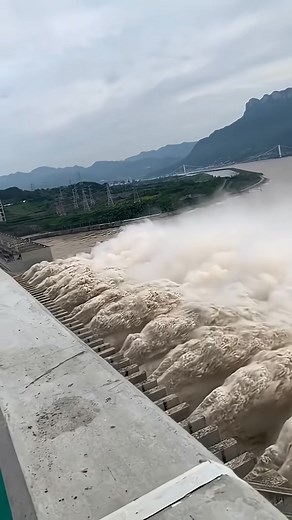 Découvrez la majestueuse digue des Trois Gorges, un chef-d'œuvre d'ingénierie ! - #TroisGorges #DigueMagique #IngénierieMonumentale #VoyageChine #MerveilleDuMonde | Rire Infiniment