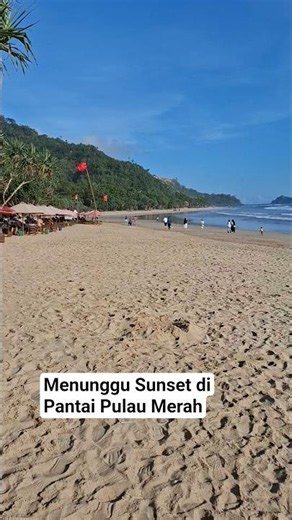 Liburan ke Pantai Pulau Merah Banyuwangi, View Sore Harinya Bikin Betah!