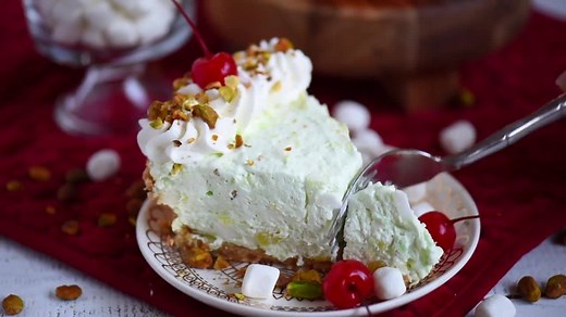 PISTACHIO PIE - Extra creamy and completely irresistible, this no bake pistachio pie recipe takes just minutes to prepare! RECIPE HERE: https://www.momontimeout.com/easy-pistachio-pie-recipe/ | Mom On Timeout