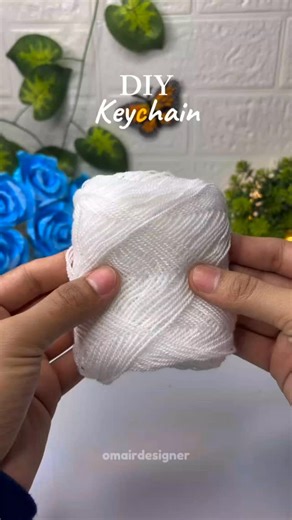 GlowCraftedd on Instagram: "DIY Cute Daisy Keychain from Yarn 🌼✨ #diykeychain #yarncraft #HandmadeKeychain #DaisyKeychain #CrochetFlower"