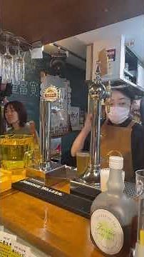 [Beer University] Video of Beer Master Shimizu pouring a Shandygaff #BeerUniversity #BeerMasterSh...