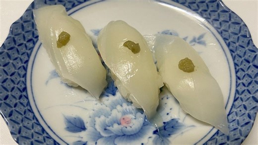 釣ったイカをさばいてイカ寿司？握った。