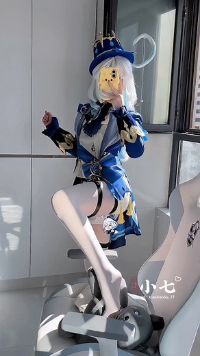 Furina Cosplay ━━━━━━━━━━━━━━━━━━━━━━━━━━━━━ 扮演者的名字 | Cosplayer : 小七 来源 | Source : 抖音 | Douyin 虚构人物 | Character : 芙宁娜 | Furina 游戏 | Game : 原神 | Genshin Impact 如果您对本文有疑问，请通过我的个人资料中列出的电子邮件与我联系 ━━━━━━━━━━━━━━━━━━━━━━━━━━━━━ | 英林
