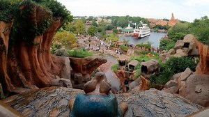 So who's up for some on-ride footage of the worlds only Splash Mountain?! 🙋‍♀️ It's SO good that Splash Mountain at Tokyo Disneyland is still going strong 💪 I absolutely love this ride, and it's great that people can still enjoy this 10 minute flume ride, full of singing animals and critters! 💕 It's definitely one of the many highlights of visiting Tokyo Disney Resort for me! Although be warned, it's VERY popular in Tokyo, it's one of only 3 rides in the park that offer a paid for fast pass. 