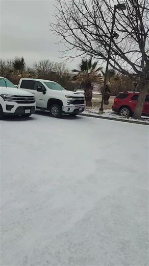 🔴 #EnVivo | El centro de Texas amanece bajo intenso frío y calles congeladas por la tormenta invernal. Ruperto Romero se encuentra desde Kerrville con todos los detalles. | Univision San Antonio