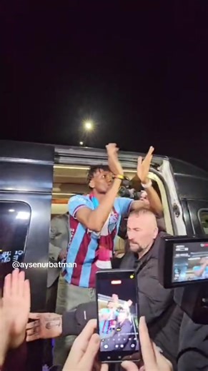 Trabzonspor’un yeni transferi Chibuike Nwaiwu Trabzon’da… #trabzon #trabzonspor #transfer