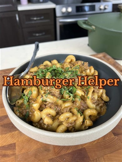 Si tu n’as pas mangé laisse moi te montrer comment faire un hamburger helper Ingrédients 1kg de bœuf haché maigre 1 oignon haché 3 gousse d’ail haché 1 c à soupe d’ail en poudre 1 c à soupe d’oignon en poudre 1 c à soupe de paprika 1/2 c à soupe de piment de Cayenne ou flocon 1 c a soupe de origan Sel et poivre au goût 2 c a soupe de fécule de maïs 2 tasse de bouillon de bœuf 2 tasse de lait 400g de macaronis 1 brick fromage marbré Du persil pour finir C’est une recette hyper simple et qui va no