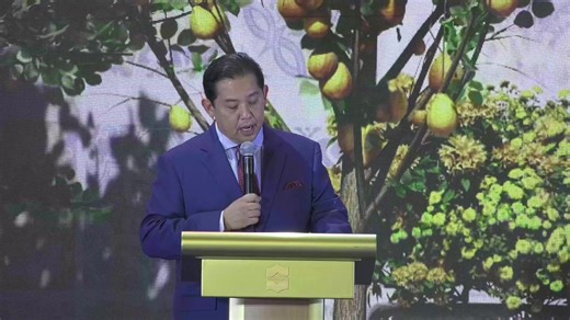 Tiniyak ni Speaker Ferdinand Martin Romualdez sa mga realtors na suportado ng Kamara ang pagpapaunlad tungo sa isang matatag na industriya ng real estate, na binabanggit ang mahalagang papel nito sa paglago ng ekonomiya ng bansa. Ginawa ni Romualdez ang pangako sa kanyang mensahe sa 25th Anniversary Gala ng RE/MAX Philippines na ginanap sa Grand Ballroom ng Shangri-La The Fort Hotel sa Bonifacio Global City Biyernes ng gabi. // Via Bombo Anne Soberano 📹 Speaker's Office | BOMBO RADYO PHILIPPINE