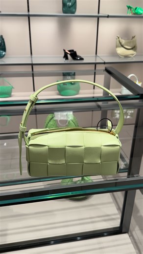 Sia 🌸 Affordable Luxury on Instagram: "Can you believe it?📍Location: Outletcity Metzingen This mini Jodie is a classic — and with these discounts? Unreal. 💡 Insider tip: Near the fitting rooms, there’s often a rack or shelf with extra discounted clothes — don’t skip it! I once found a Bottega coat there for a steal 👀 💬 Want more luxury outlet locations like this? I’ve put together a guide with 45+ outlets in 18 countries. Link in bio 🧳✨"