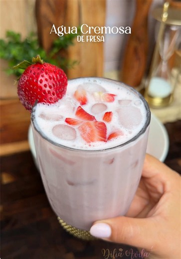 Agüita Cremosa de Fresa 🍓🤤 Si eres fan de las Fresas con Crema esta receta te va a encantar ✨ #AguaDeFresaCremosa #RecetasVirales #RecetasFaciles #BebidasVirales #RecetasCaseras