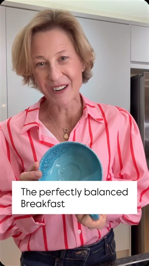 Dominique Ludwig Nutritionist MSc on Instagram: "This is such a simple breakfast with 30g protein and 11g fibre per bowl. This means it has an optimal amount of protein at breakfast and 1/3 of our recommended fibre recommendation per day. This bowl also helps to regulate blood sugars and energy and keep appetite stable (i.e. less cravings between meals). Getting your proportions right at breakfast keeps us feeling more energised between meals and our mood on an even keel. The recipe is as follow