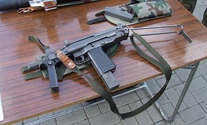 ポーランドのFabryka Broni ŁucznikがPM-63 RAKの後継として開発した短機関銃　PM-84とは : Gun Geek