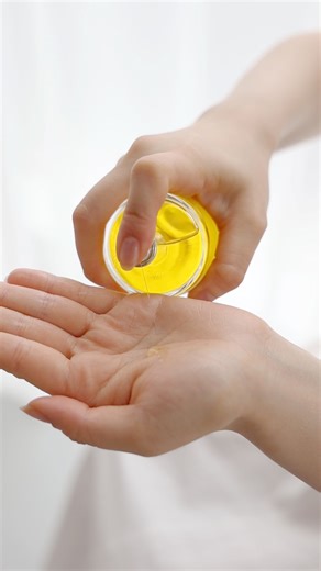 t r a c k Natural care brand on Instagram: "マルチに、ととのう。track Oil の使い方 髪を整えたあとは、そのまま手肌に。 手肌も、ボディも、バスタイムも。 香りとツヤをまとうマルチ美容オイルです。 忙しい日も、これひとつで。 心地よく、自分をととのえる毎日へ。 あなたの日常に、 #trackoil を、ぜひ。 _______________ t r a c k Natural care brand @track_jp _______________ #心地のよい毎日 #track #トラックオイル #trackoil #trackオイル #香水ヘアオイル #ヘアオイル #マルチオイル #天然精油 #アウトバストリートメントオイル #アウトバスオイル #バスオイル #ボディオイル #bathoil #bodyoil #美容オイル"