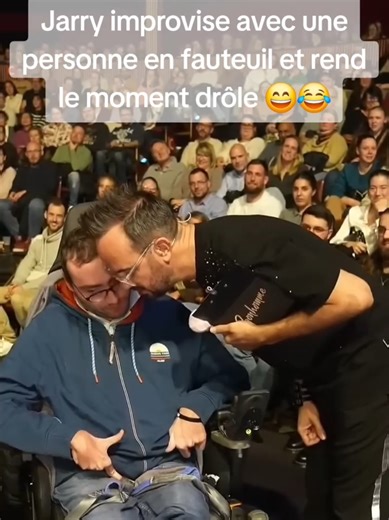 Une improvisation pleine d’humour, de sensibilité et de sincérité avec une personne en fauteuil roulant #actualité #spectacle #jarry #humouriste #public
