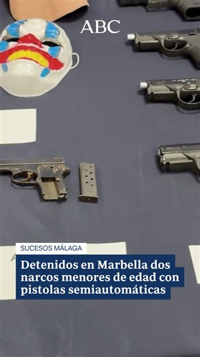 🚨 La Policía Nacional ha detenido en Marbella a tres integrantes de una peligrosa banda dedicada al tráfico de drogas sintéticas, dos de los cuales son menores de edad. La investigación comenzó en julio tras la localización de un vehículo robado en Portugal con matrículas falsas que la red utilizaba como almacén itinerante para ocultar cinco pistolas semiautomáticas, machetes, bates de béisbol y caretas de silicona. 💊 En los registros domiciliarios realizados, los agentes incautaron cerca de d