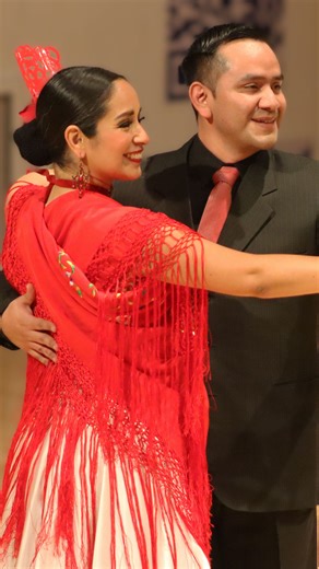 🎶🇵🇪 El encanto del vals peruano llena el escenario con elegancia y romanticismo. 💃 Una danza criolla que conquista corazones con cada compás. #BrisasdelTiticaca #CulturaViva #DanzaPeruana #FolklorePeruano #Perú #Lima | Brisas del Titicaca Asociación Cultural