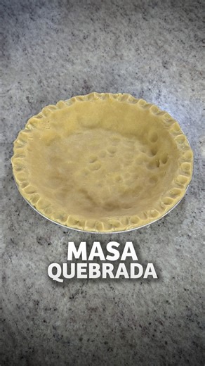 Te enseño a hacer esta masa quebrada, súper fácil y rápido, perfecta para cocinar postres como tartas o empanaditas ¡Comenta si te animas a hacerla! 🥧😋 Ingredientes: -250 g de harina -150 g de mantequilla -2 cdas de azúcar -1 pizca de sal -1 yema -Leche (según lo necesite la masa) . . . #chefchristianherrera #recetas #cocina #postres #masaquebrada #reposteria | Chef Christian Herrera