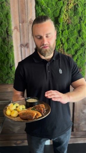 TIRSDAG = STEGT FLÆSK 😋🐷🔥 Det betyder stegt flæsk på Café Korn fra kl. 17.00 🍴 Vælg mellem en alm. portion med 6 stk. flæsk, rødbeder, kartofler og hjemmelavet persillesovs til 99 kr. eller en stor portion med 10 stk. flæsk til 139 kr. ☺️ Kan også bestille som takeaway, via vores hjemmeside 🌾 | Café Korn - Holbæk