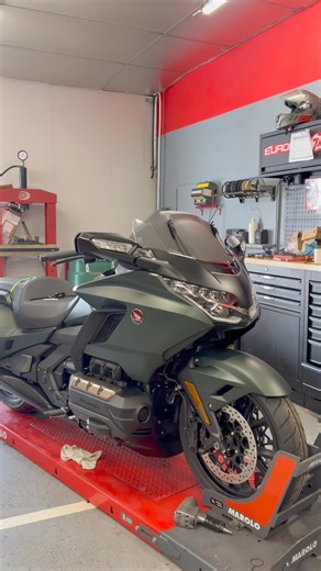 Montage d’une selle confort chauffante, dosseret arrière, feux de trottoir, repose pieds autoroute et déflécteurs sur notre belle Goldwing Bagger ! 🔥😍 #goldwing #goldwingworld | Honda Euro-Bike 77