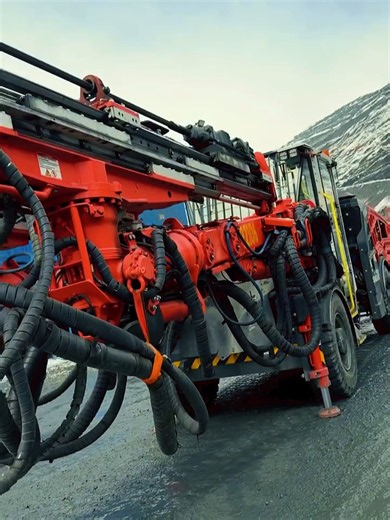 Perforación con Sandvik DD322i en Kumtor: avance y precisión del jumbo