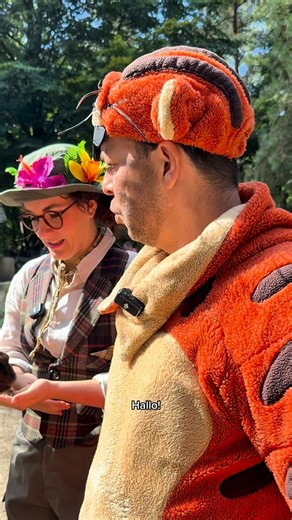 Auch als großes Raubtier lernt man nie aus: ob der achtsame Tiger den Umgang mit den Alpakas versteht und was genau diese sensiblen Geschöpfe brauchen, das seht ihr im Video ⬆️🫂 „Der achtsame Tiger“ – ein lustiges Familienmusical mit zehn ohrwurmtauglichen Songs, wunderbaren Kostümen und Puppen und einer tigerstarken Botschaft, die auf leisen Pfötchen daherkommt. 🐯 📅 10.10.25 - 31.1.26 📍 Schmidts Tivoli #hamburg #kindertheater #wildpark | Schmidt Theater & Schmidts Tivoli