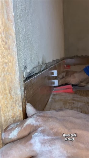 Daniel Silva | Pedreiro on Instagram: "Instalação de rodapé embutido #pedreiro #obra #construção #reforma #dicas"