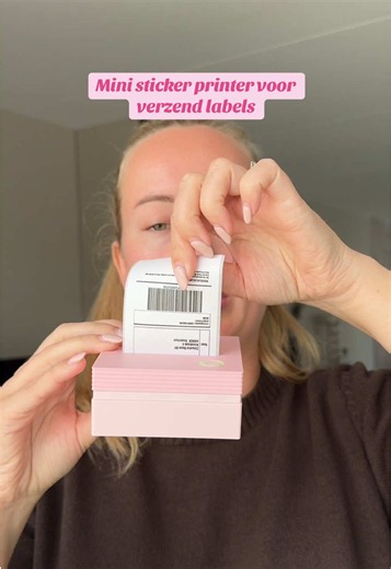 Super handige mini label / sticker printer als je veel pakketjes verzendt💗✨ Vorige keer was hij binnen no-time uitverkocht en ze gaan heel snel, dus ik zou niet te lang wachten als je er eentje wil scoren 😊 #thermalprinter #miniprinter #labelprinter #stickerprint #thermalprintersticker