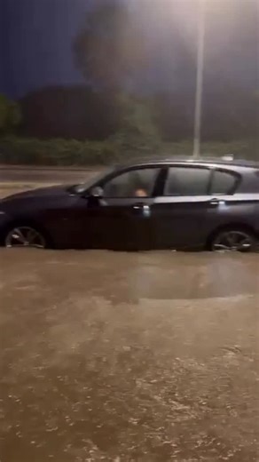 ⚠️ Don’t drive through flood water, but if to do find yourself in it; pls don’t drive fast and splash the heck out of people trying to escape it 🌊 Roads are terrible the full length of Pittwater Road and Barrenjoey, if you can avoid travel pls do. | Manly Observer