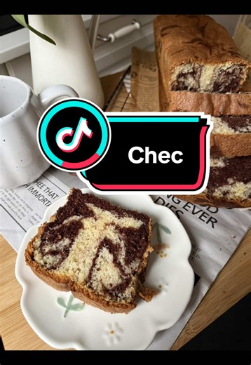 🍰 Chec pufos cu citrice – Metoda rapidă și extra aromată! 🍋🍊 Dacă vă doriți un chec incredibil de pufos, dar nu aveți timp de separat ouă, metoda aceasta este salvatoare! Secretul stă în baterea spumă a ouălor întregi și în explozia de arome din coajă de portocală și lămâie. Se vede și în filmare cât de bine arată! ✨ 🛒 Ingrediente necesare: • 6 ouă întregi • 200 gr zahăr • 160 gr făină • 40 gr amidon (pentru o textură fină) • 80 ml ulei • 50 ml lapte • 2 linguri cacao • 100 ml apă (pentru a 