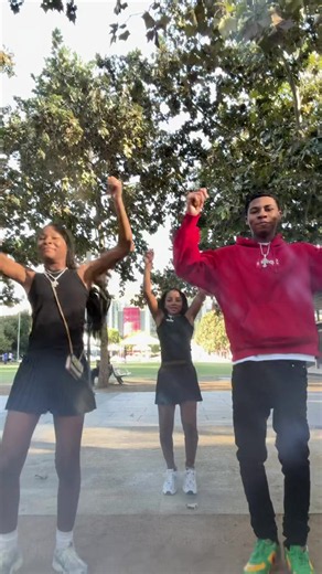 We plays 🤣 🤸🏽‍♀️ @Nay_Neezyyy @getinwitjaypee | you letting time pass you by dance go original