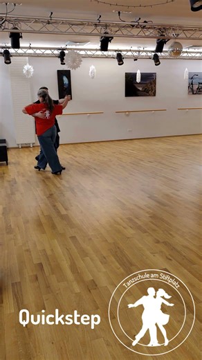 Quickstep – schnell, elegant und voller Energie | Tanzschule am Stiftplatz