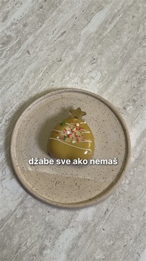 Ako želiš da tvoja novogodišnja žurka ostane upamćena, slatki sto mora da bude savršen. ✨ U CakeMake-u smo pripremili prazničnu ponudu koja okuplja sve na jednom mestu: museve, novogodišnje dezerte, popsiće i torte sa medenjacima koje osvajaju na prvi pogled i zalogaj. 🎄🍰 Sve radimo ručno, pažljivo i sa sastojcima koje biramo bez kompromisa. Tvoje je da uživaš u praznicima, a slatki sto prepuštaš nama. Naruči na vreme i dočekaj Novu godinu sa ukusima koje će gosti dugo pamtiti. 💛 . . . #CakeM