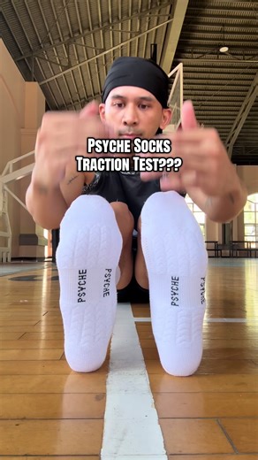 Plain Socks Traction Test #Psyche #basketballsocks #blacksocks #whitesocks #kuyajogs