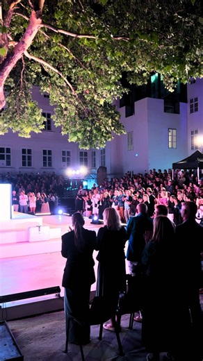 Na Formana se můžete těšit od 7.7. do 3.8. Báječný letní zážitek, na který budete dlouho vzpomínat! 🎥🎉 | Letní scéna Musea Kampa