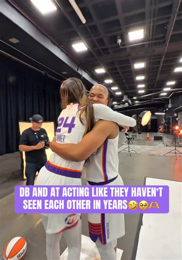 Couple goals in Phoenix 💜 (via @WNBA) #wnba #phoenixmercury #alyssathomas #dewannabonner #womensbasketball