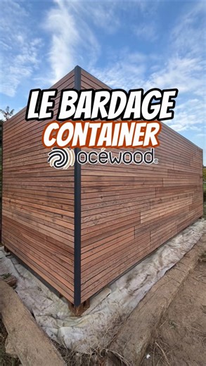 Paul Lambert on Instagram: "Transformer un container de bateau ! 😧🚢 Nous avons transformé un ancien container de bateau en un bâtiment de stockage pratique et esthétique. 🤩 Grâce à notre collaboration avec @ocewood, nous avons opté pour un bardage en PVC recyclé et Anas de Lin : durable, résistant aux intempéries et disponible dans de nombreux coloris. Le résultat est à la fois moderne et respectueux de l’environnement 🌱. ➡️ Demandez votre devis personnalisé et vos échantillons gratuitement