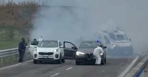 Cette scène de braquage hollywoodienne sur l’autoroute italienne est une vidéo authentique