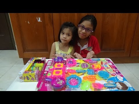 Bé chơi trò chơi nấu ăn, chế biến món ăn và Play-doh kim tuyến