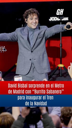 #26nov | David Bisbal entusiasmó a cientos de viajeros este martes en la estación de Sol al ofrecer, por sorpresa, un recital navideño. La cita marcó el inicio del “Tren Mágico de la Navidad”, que circulará hasta el 6 de enero por la Línea 3 del Metro de Madrid. El cantante presentó su nuevo álbum Todo es posible en Navidad, interpretando temas como "Burrito Sabanero" y "Los peces en el río". Los asistentes acompañaron cada canción con palmas, voces y expresiones de admiración, convirtiendo el p